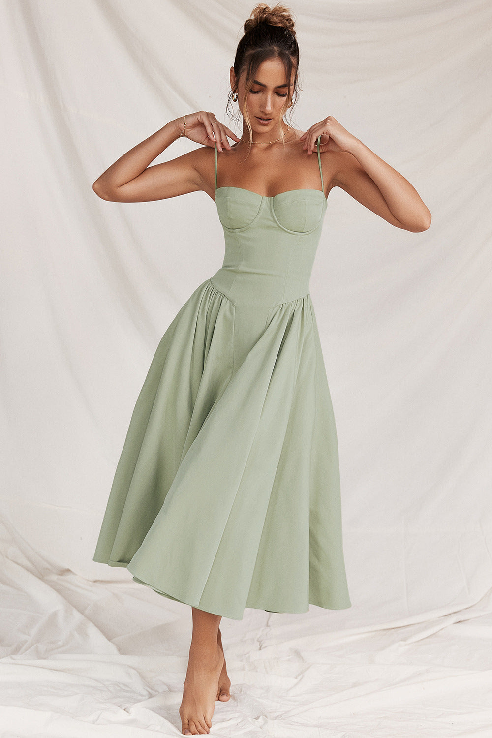 Abito midi corsetto da donna elegante con spalline regolabili, perfetto per serate e cerimonie raffinate.