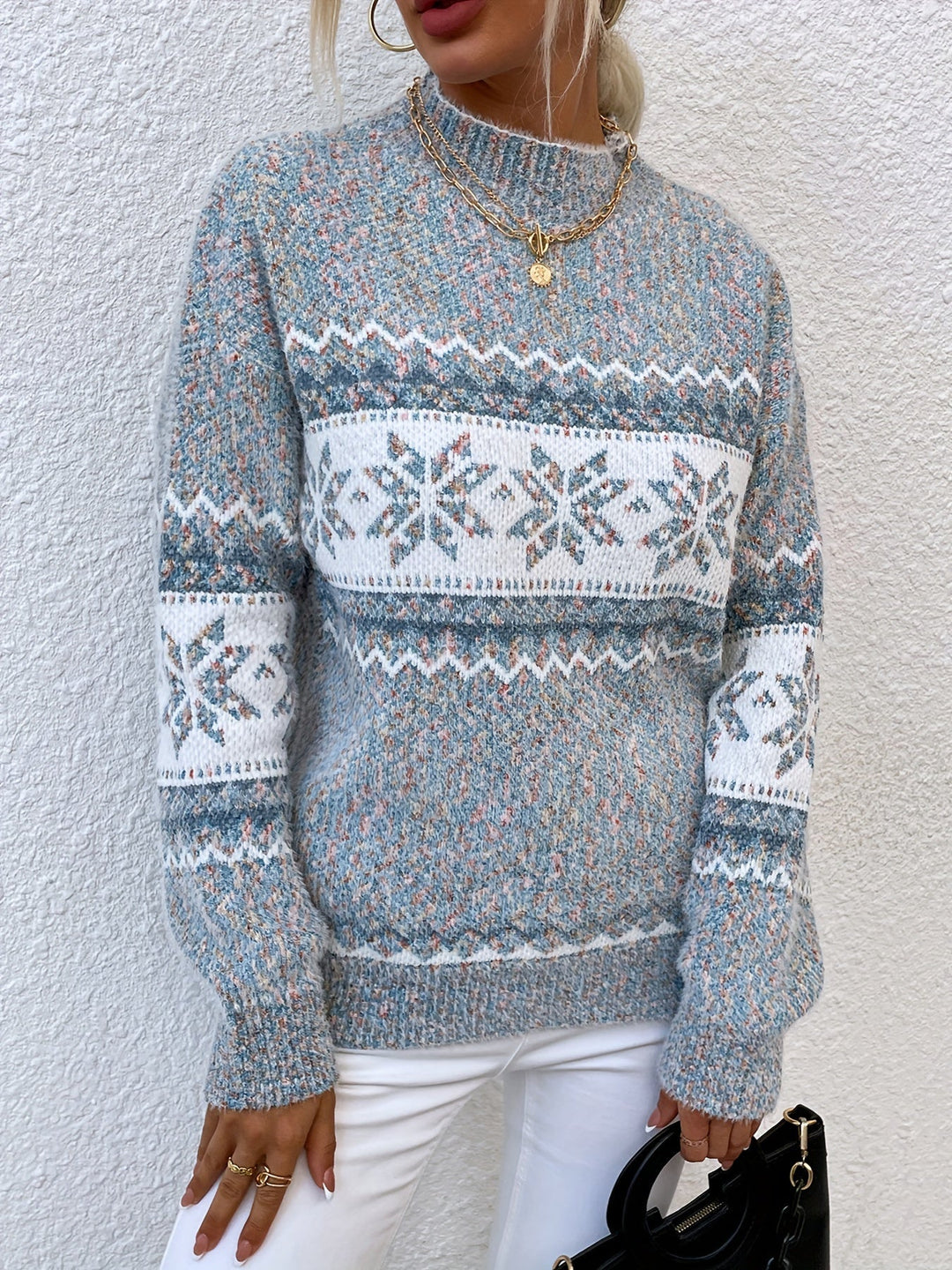 Comodo maglione donna grigio, collo alto e fiocchi di neve, un must-have per l'inverno.