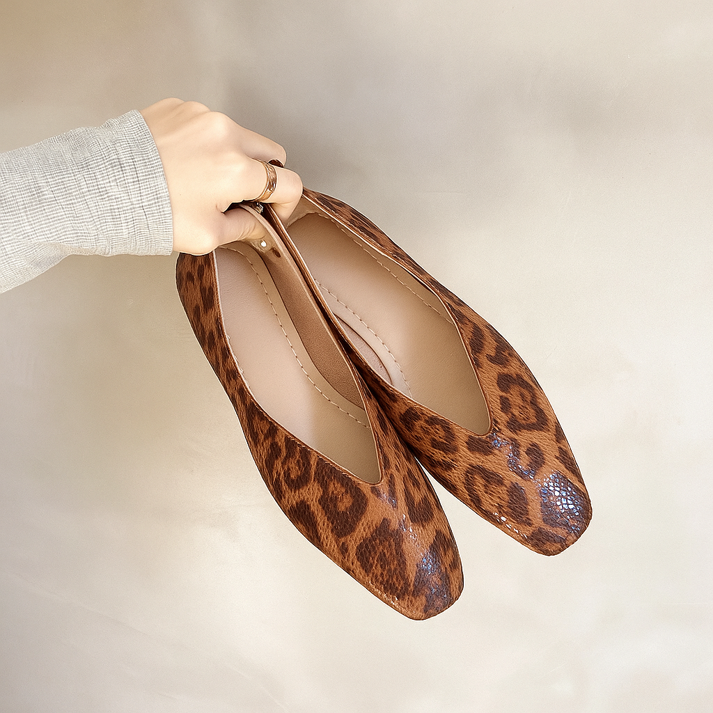 Scarpe ballerine donna leopardate con design slip-on, perfette per moda donna e stile casual chic.