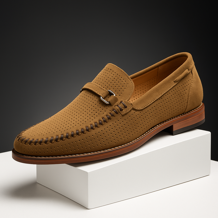 Mocassini neri da uomo con dettaglio metallico, scarpe eleganti e comode per outfit di classe.