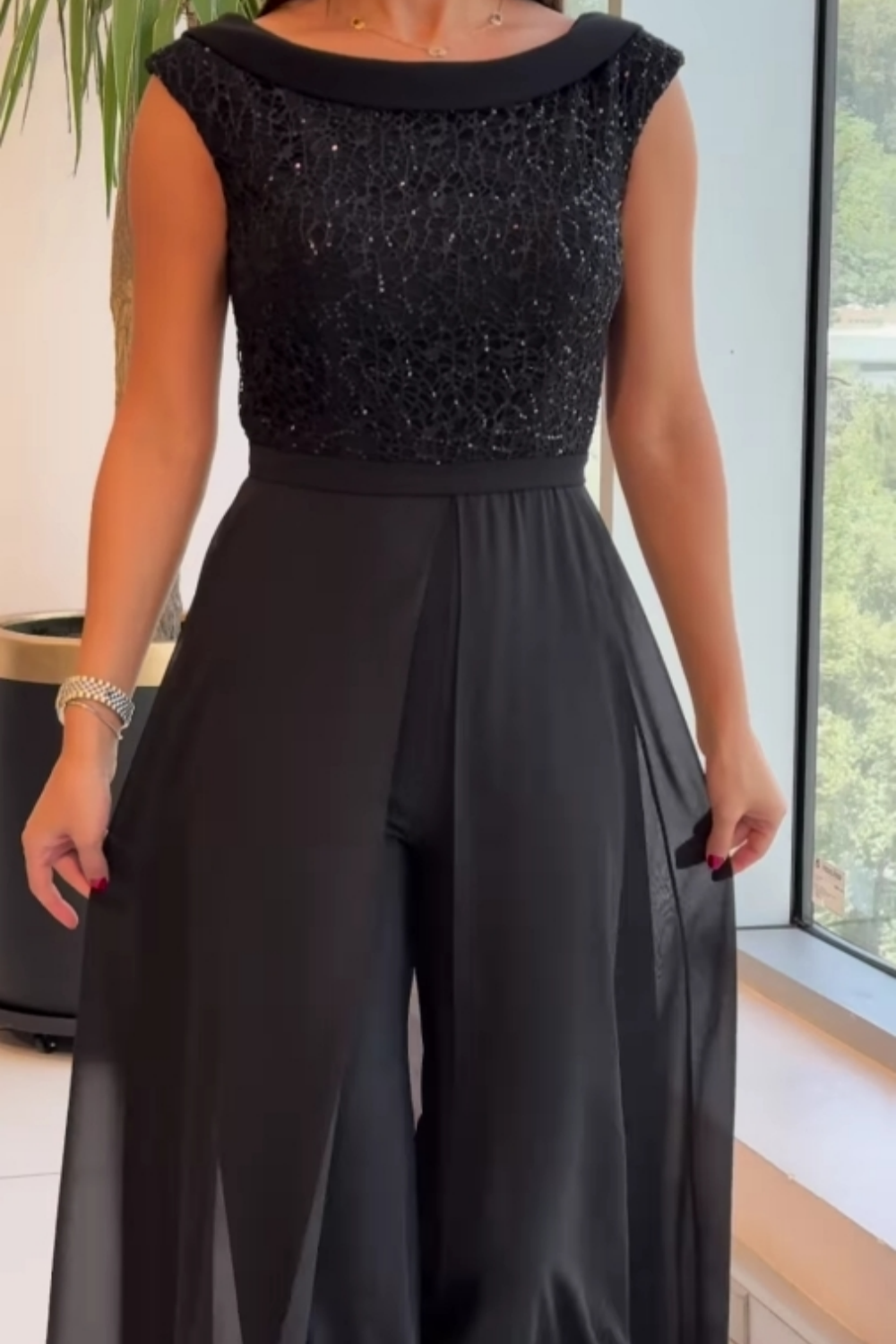 Tuta donna elegante con scintillio, ideale per cocktail o abbigliamento party. Outfit speciale, stile moderno e sofisticato.