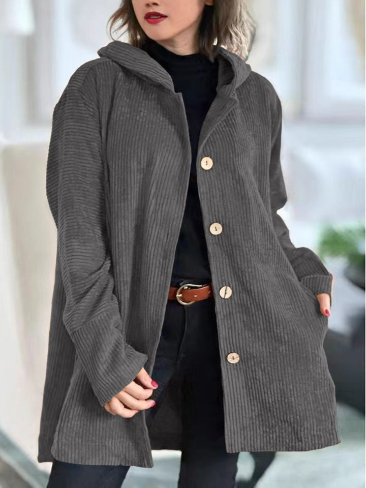 Giacca donna invernale grigia con zip, cappuccio e tasche, vestibilità comoda e ampia.