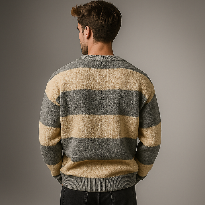 Maglione uomo a vestibilità regolare, collo e orlo a costine. Morbido e caldo, per un inverno elegante e comodo.