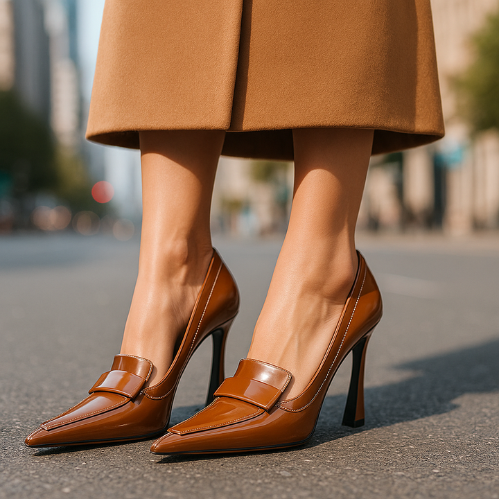 Scarpe décolleté donna nere lucide a punta, con tacco stabile, ideali per un look elegante e formale.