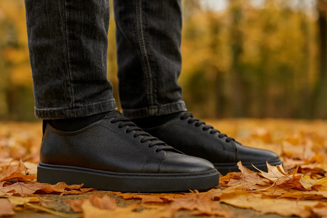 Moderne sneakers rialzate nere per uomo, con aumento di 6 cm, versatili per outfit casual e urbani.