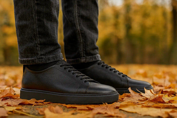 Moderne sneakers rialzate nere per uomo, con aumento di 6 cm, versatili per outfit casual e urbani.