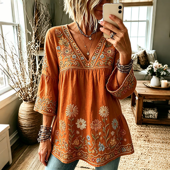 Blusa donna vintage in cotone ricamata floreale, con scollo a V, perfetta per look boho primaverili ed estivi.