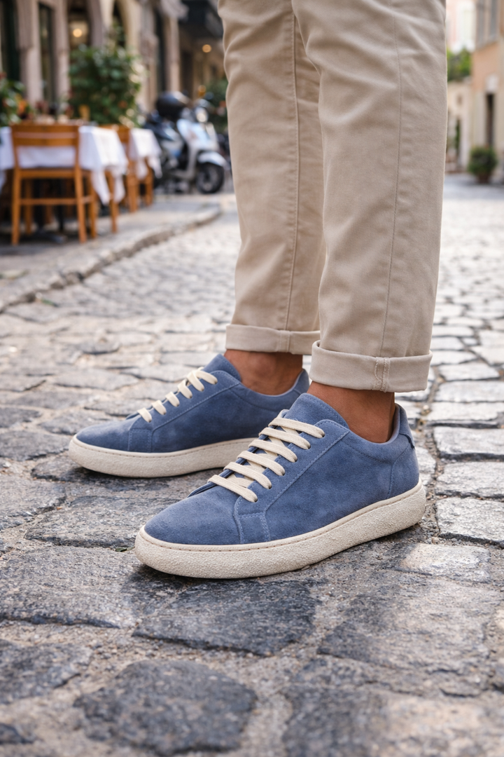 Scarpe sneakers uomo rialzate 6cm azzurre, offrono comfort e un tocco di eleganza. Ottime per ogni occasione.