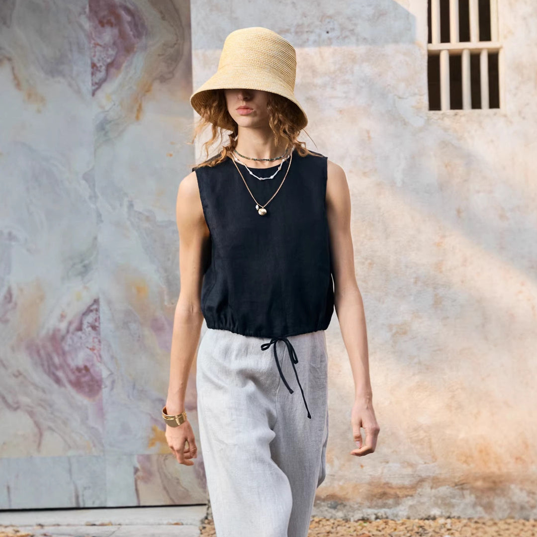 Top donna tinta unita, senza maniche, regolabile con dettagli a contrasto. Perfetto per un look casual estivo.