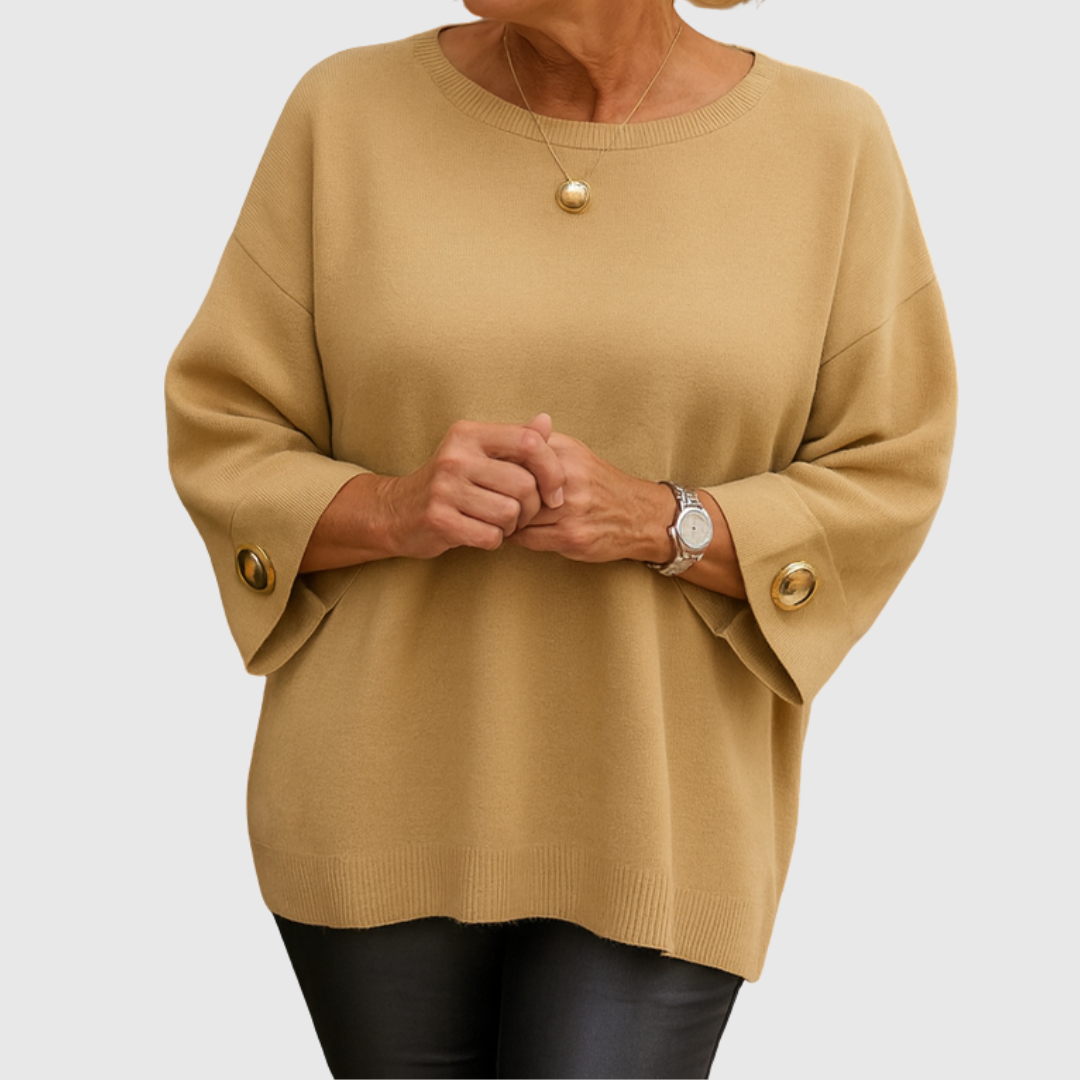 Dettaglio maglione girocollo da donna, vestibilità comoda e calda. Perfetto per look casual elegante.
