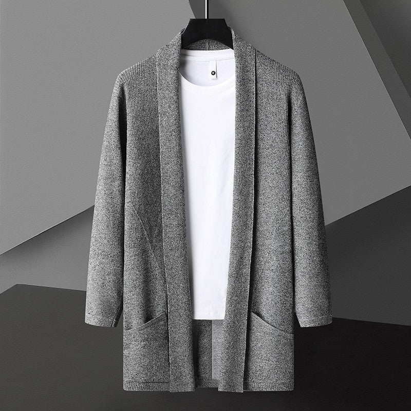 Abbigliamento uomo: cardigan autunnale con maniche a pipistrello e design aperto, ideale per moda casual.