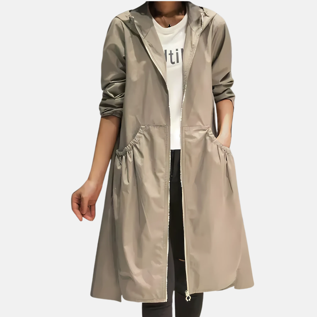 Giacca impermeabile donna lunga al ginocchio con cappuccio, perfetta per pioggia autunnale e primaverile, stile casual.