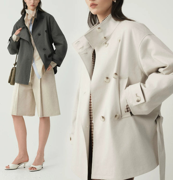 Vista posteriore giacca doppiopetto donna, linea sartoriale elegante. Ideale per moda autunno inverno.