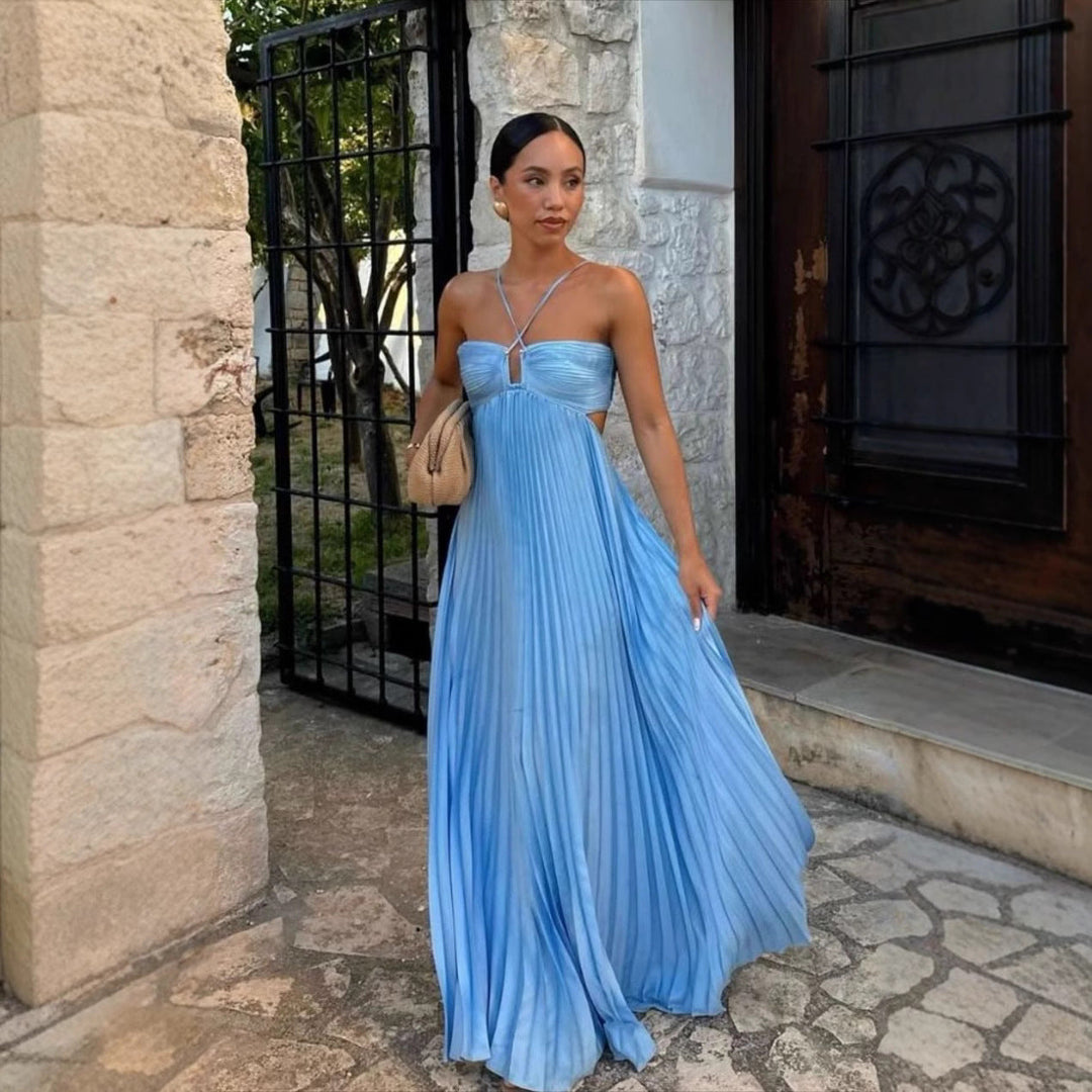 Gonna plissettata dell'abito elegante donna, collo halter e vita alta, per movimento e stile.