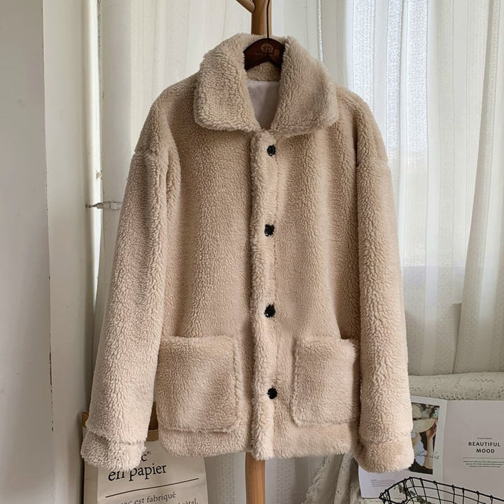 Cappotto invernale donna elegante, lunghezza media, caldo e alla moda per outfit invernali chic.