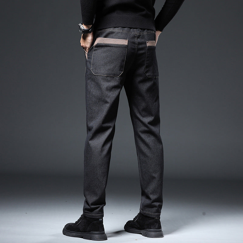 Pantalone uomo slim fit a vita alta con ricamo dettagliato, elasticizzato per massimo comfort e un look moderno.