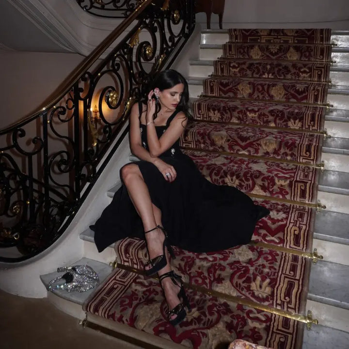 Abito midi donna scollo quadrato e vita a V, elegante e confortevole per un look impeccabile.