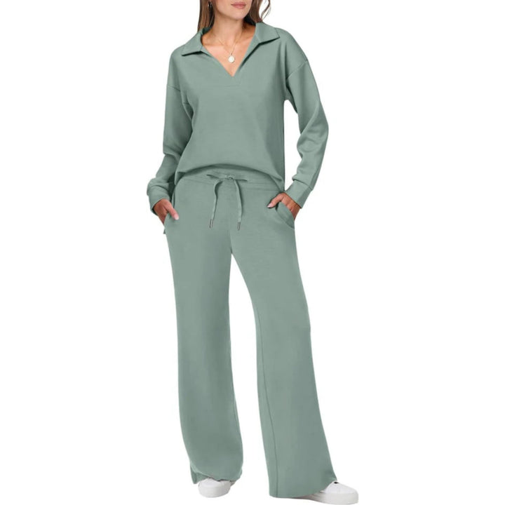 Set lounge donna due pezzi versatile, perfetto per casa o uscire. Pantalone vita elasticizzata e stile casual.