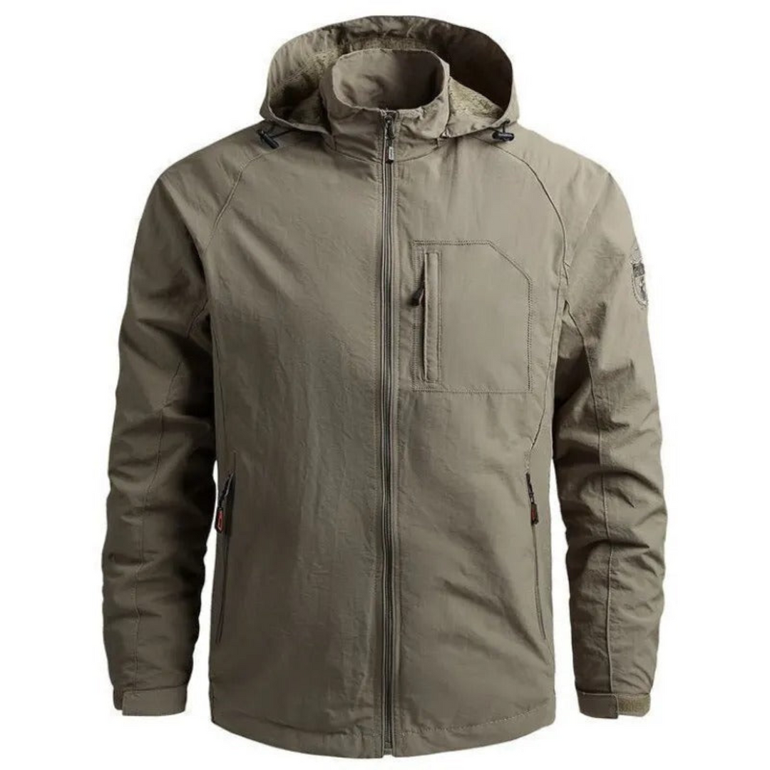 Giacca estiva uomo stile cargo, leggera e versatile. Perfetta per look casual primavera/estate con un tocco moderno.