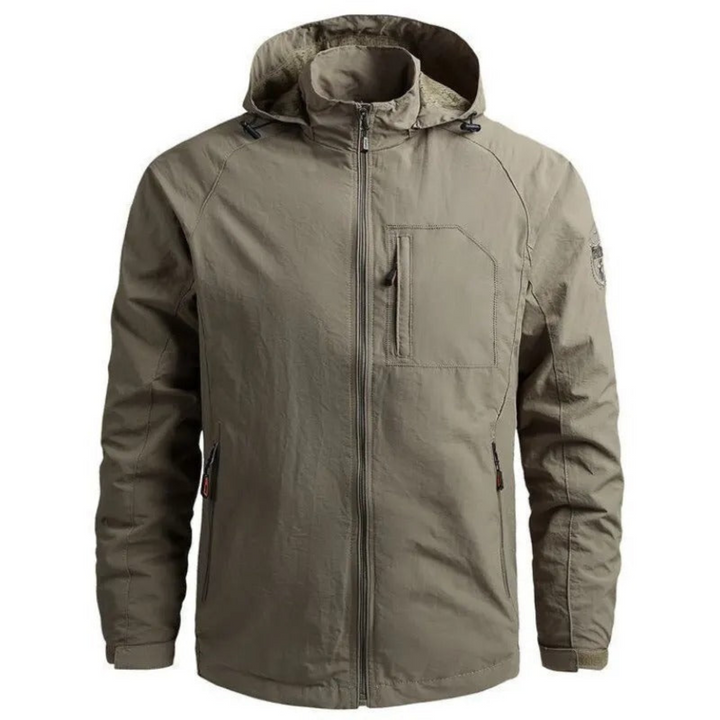 Giacca estiva uomo stile cargo, leggera e versatile. Perfetta per look casual primavera/estate con un tocco moderno.
