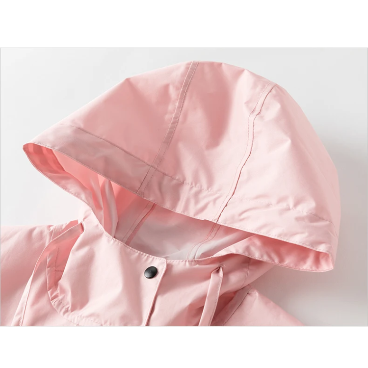 Giacca outdoor donna elegante, funzionale anche in caso di maltempo, per uno stile impeccabile.