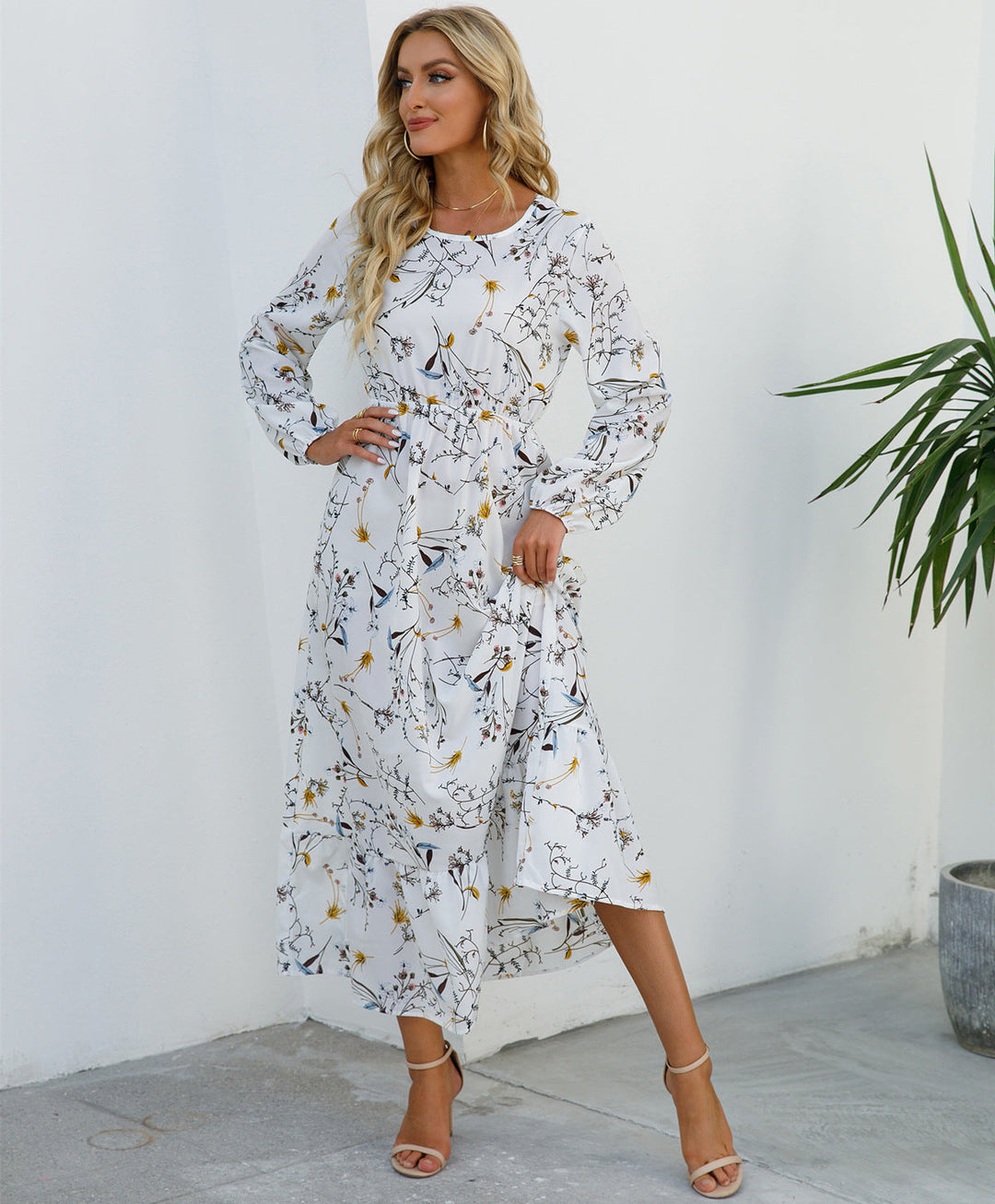 Abito lungo floreale femminile, scollo rotondo, vestito versatile per la moda donna primaverile.