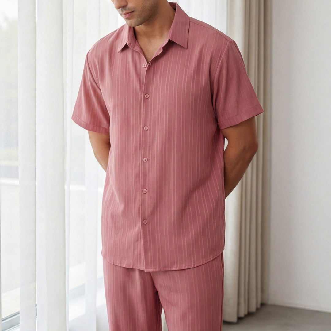 Completo loungewear maschile rosa a righe con camicia e pantaloni lunghi. Ideale per abbigliamento casual e moda uomo.