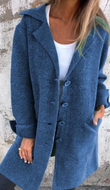 Giacca oversize donna di tendenza, con revers dentellato e bottoni chic, per un look sofisticato.