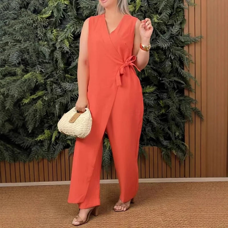 Tuta elegante donna nera con scollo a V e cintura, perfetta per look professionale in ufficio e serate speciali.