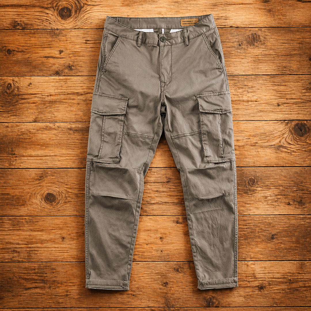 Pantaloni slim fit uomo in beige, stile cargo con tasche multiple, perfetti per tempo libero o viaggio.