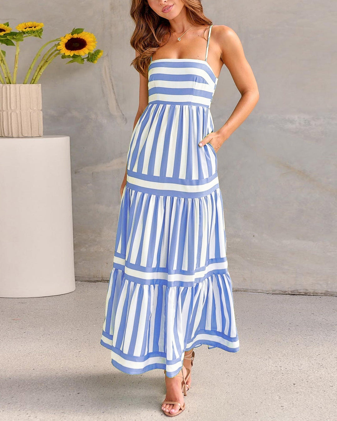 Maxi abito donna estivo a righe blu e bianche, scollo quadrato. Design fluido, ideale per il relax in vacanza.