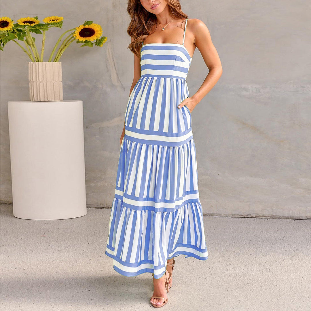 Moda estate: abito lungo a righe da donna con spalline sottili. Un capo versatile per look casual ed eleganti.