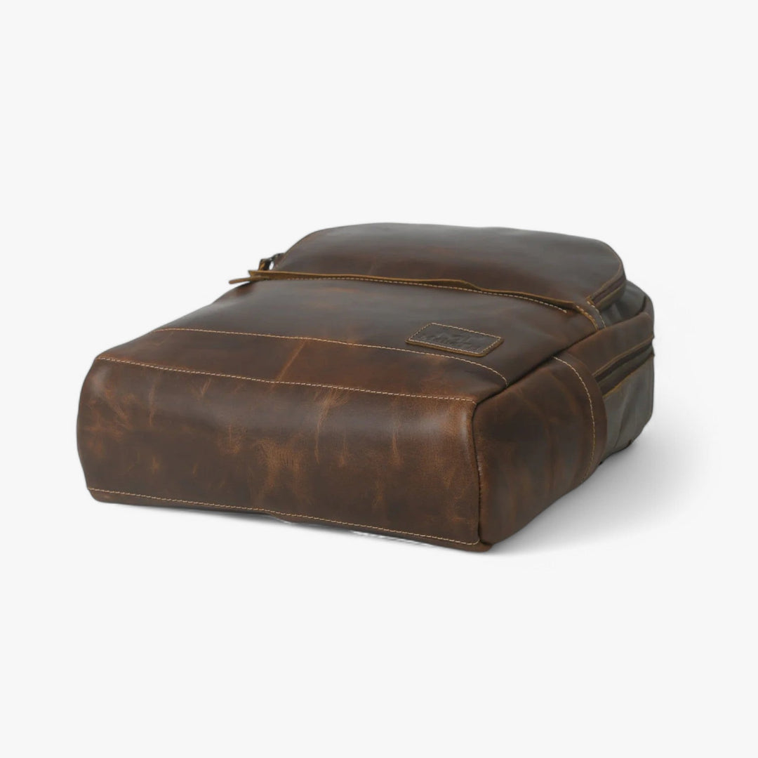 Zaino marrone classico, silhouette pulita e minimalista per uno stile senza tempo.