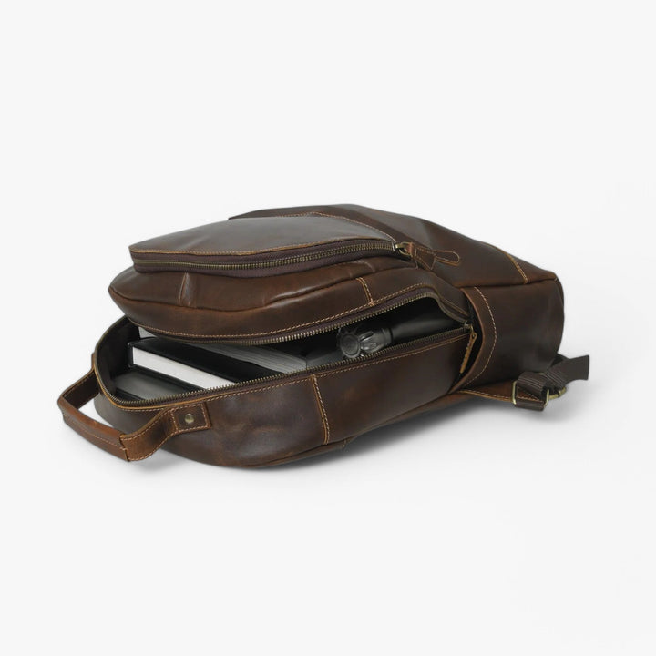 Zaino classico marrone scuro, spazioso e funzionale per avventure urbane e viaggi.