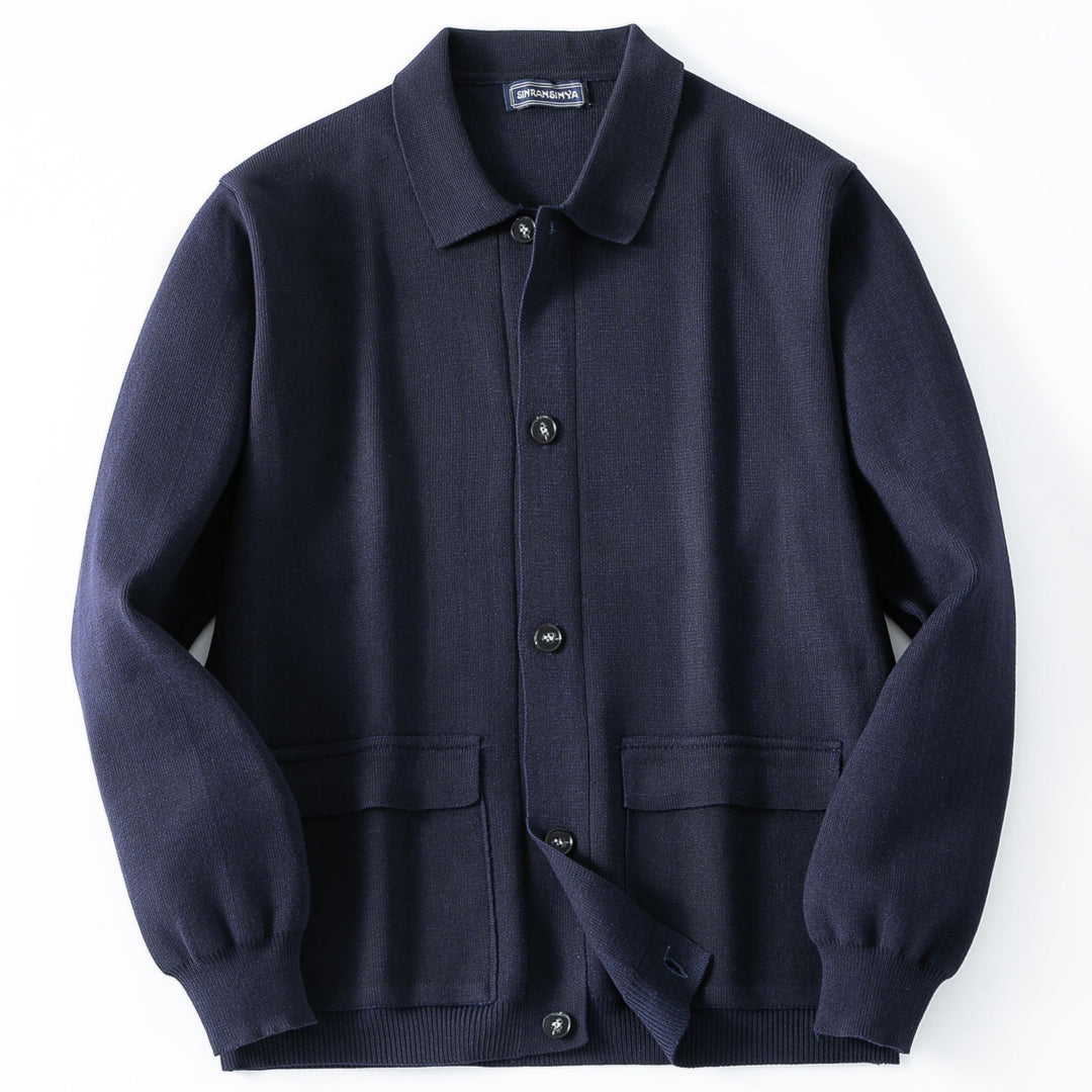 Cardigan blu navy da uomo con bottoni, stile casual per outfit quotidiani. Abbigliamento moda uomo.