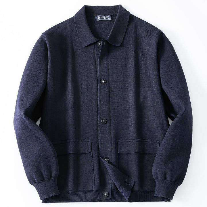 Cardigan blu navy da uomo con bottoni, stile casual per outfit quotidiani. Abbigliamento moda uomo.