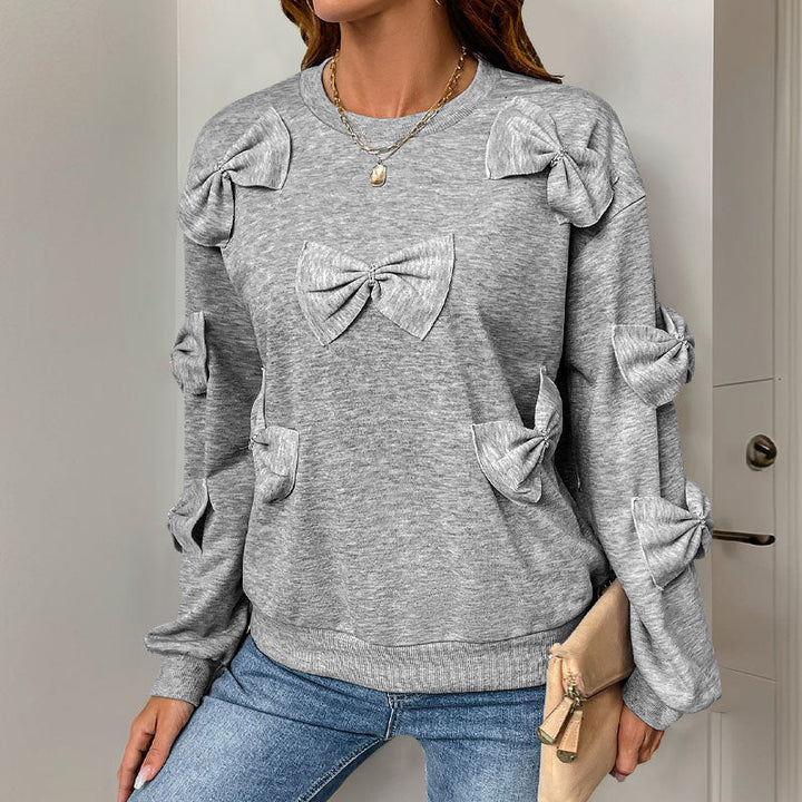 Maglione donna girocollo grigio chiaro con nodo cucito frontale, perfetto per un look casual invernale.