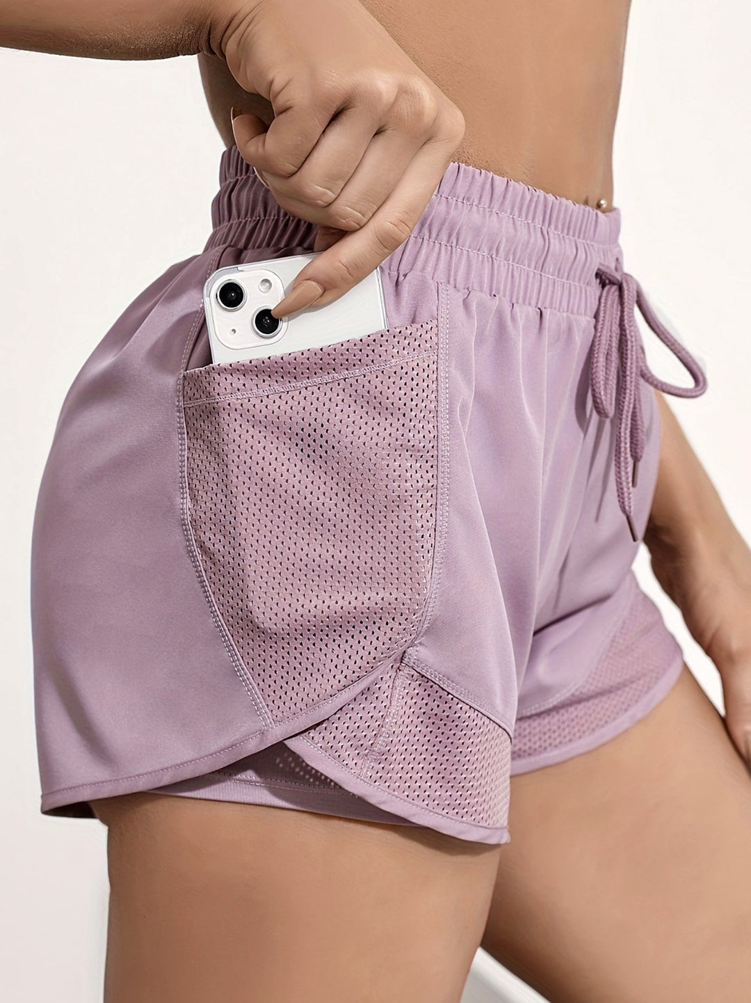 Pantaloncini sportivi donna per corsa e allenamento, ideali per fitness e gym in estate.