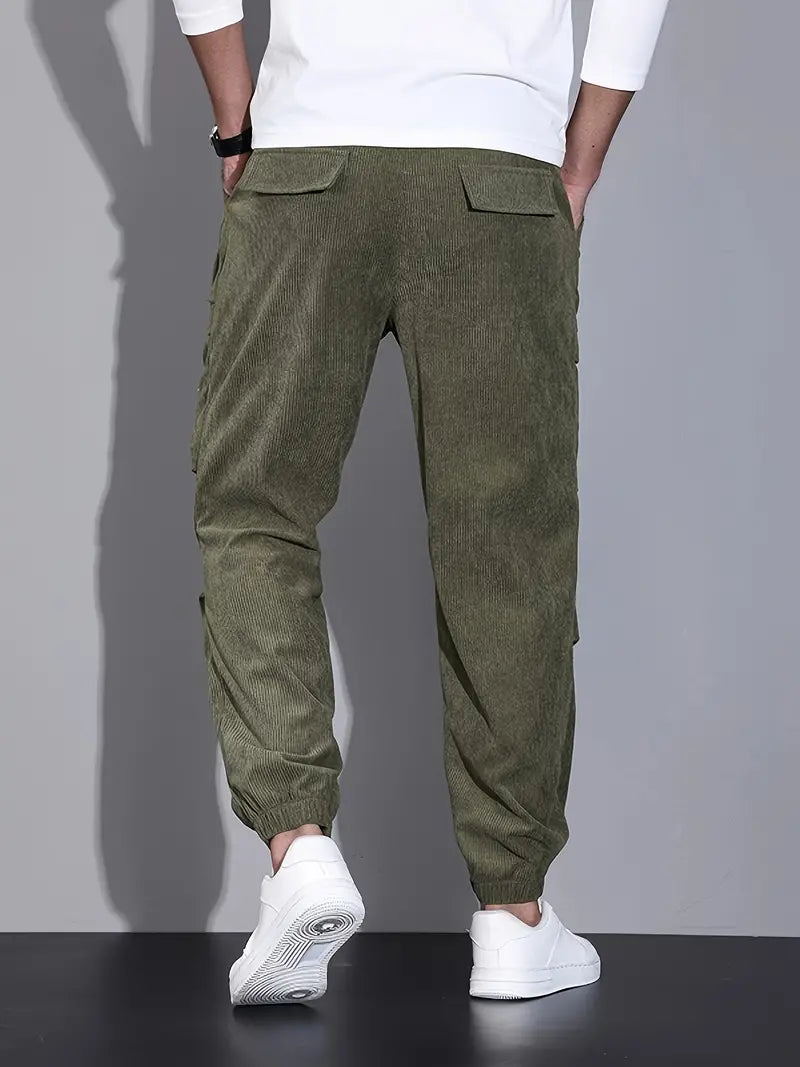 Cargo uomo slim fit versatile, ideale per outfit casual e look maschili di tendenza.