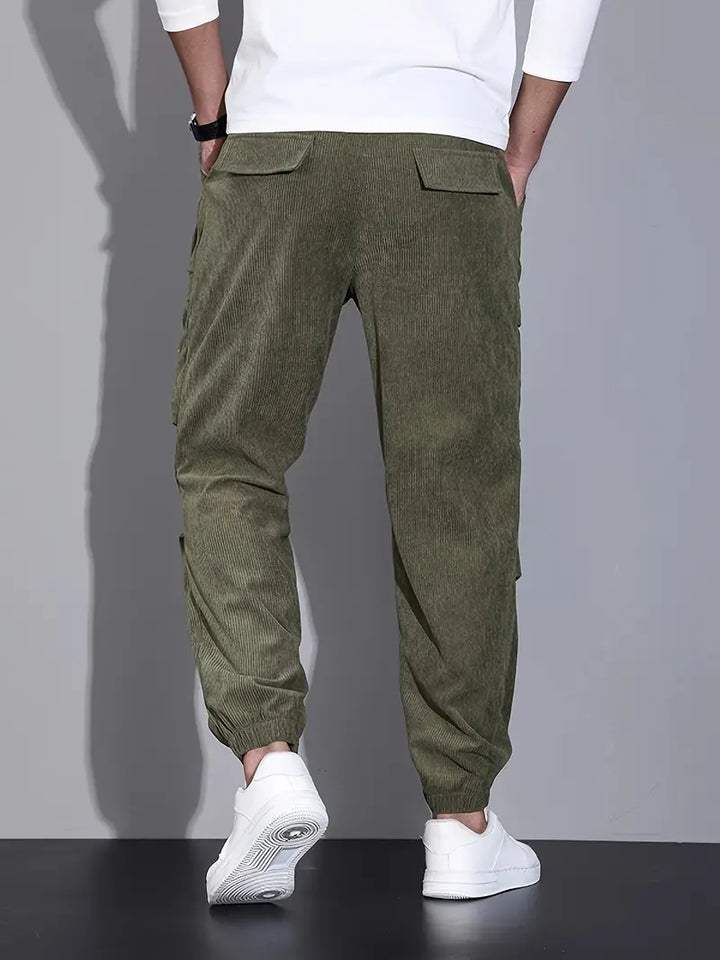 Cargo uomo slim fit versatile, ideale per outfit casual e look maschili di tendenza.