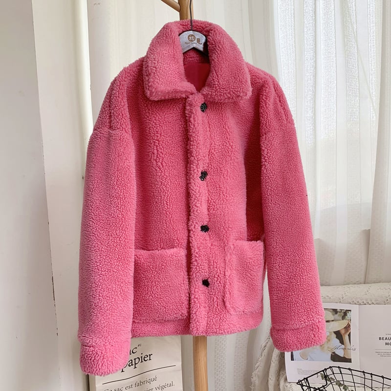 Elegante cappotto donna per l'inverno, lunghezza media, caldo e versatile per ogni occasione.