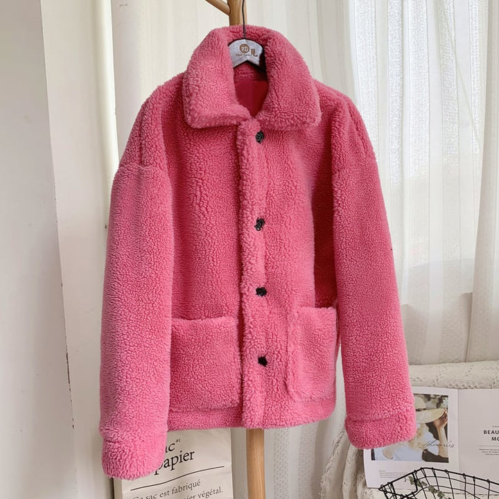 Elegante cappotto donna per l'inverno, lunghezza media, caldo e versatile per ogni occasione.