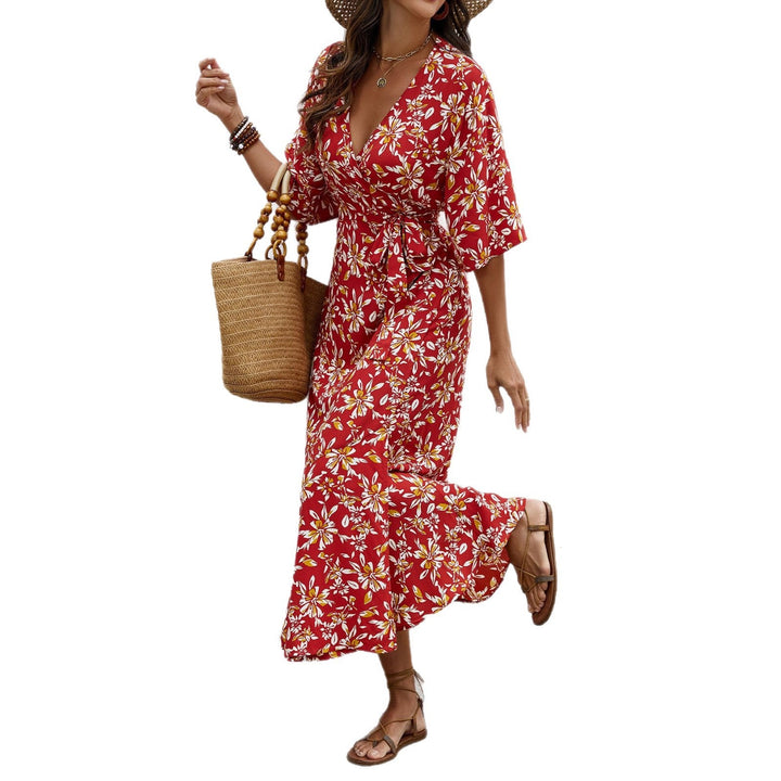 Semplice ed elegante abito aderente donna, con mezze maniche, per un look raffinato e moderno.