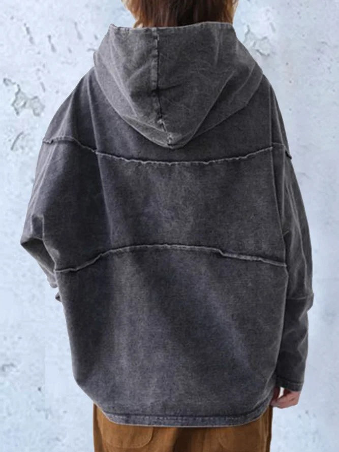 Felpa donna con cappuccio e look denim moderno grigio scuro. Ideale per outfit casual chic e moda femminile.