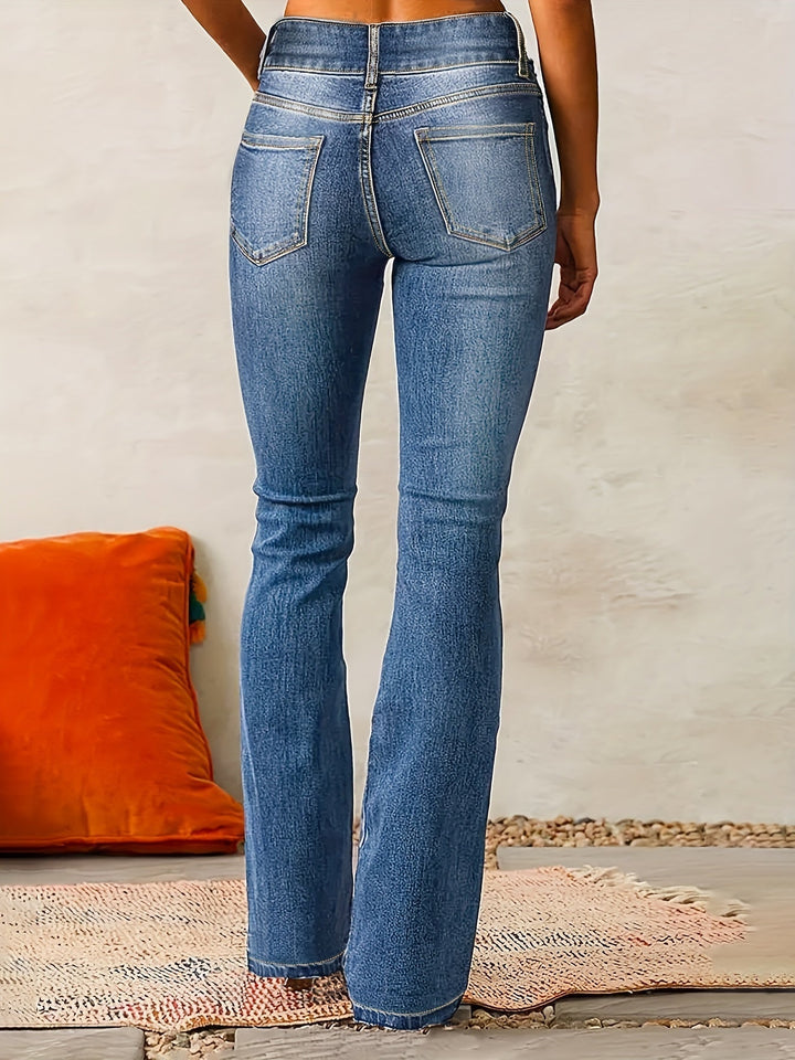 Jeans flare da donna a vita alta in denim blu scuro, perfetti per un look moderno ed elegante.