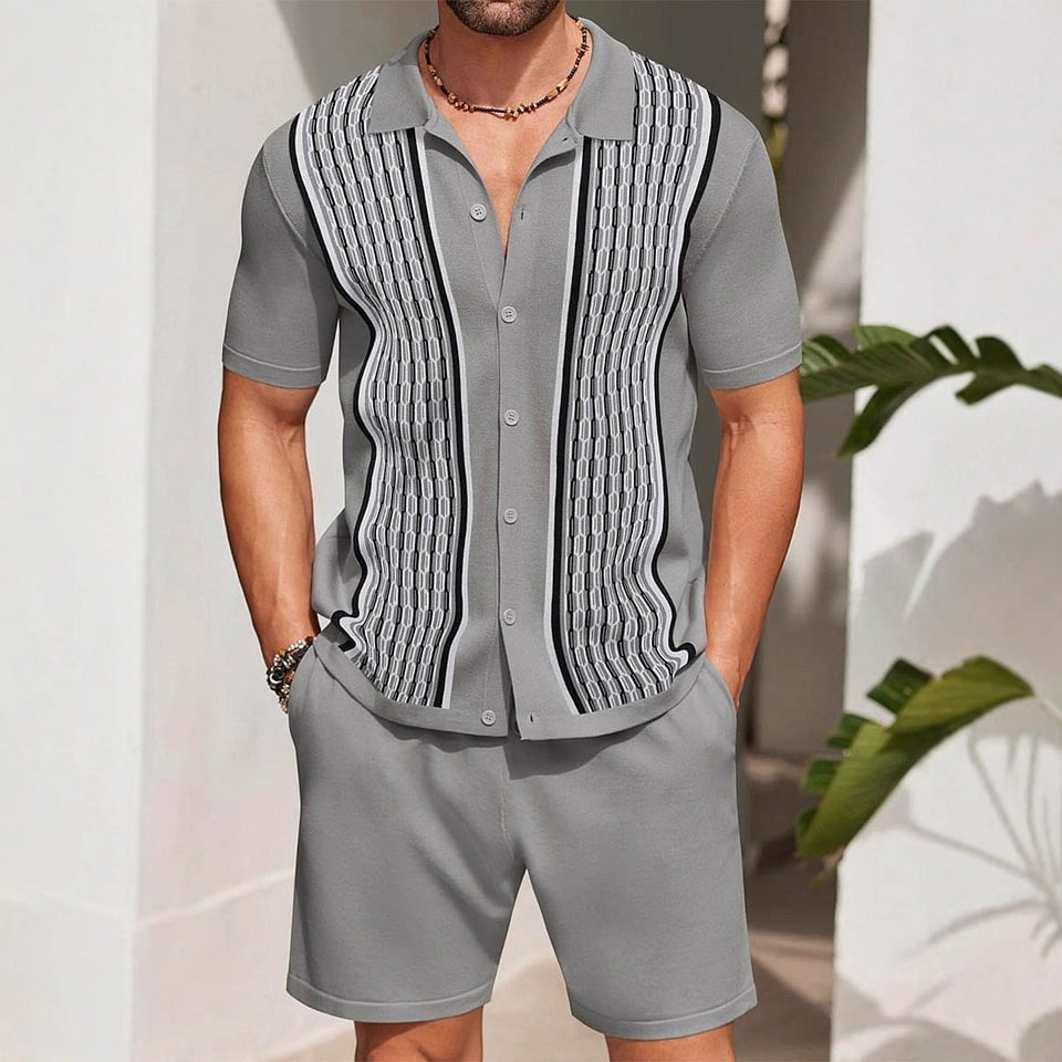 Outfit uomo moda maschile: Completo due pezzi con polo traforata e pantaloncini coordinati. Stile casual per l'estate.