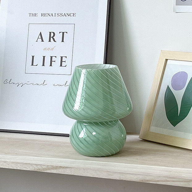 Arredamento moderno: lampada a fungo con strisce, complemento d'arredo elegante.