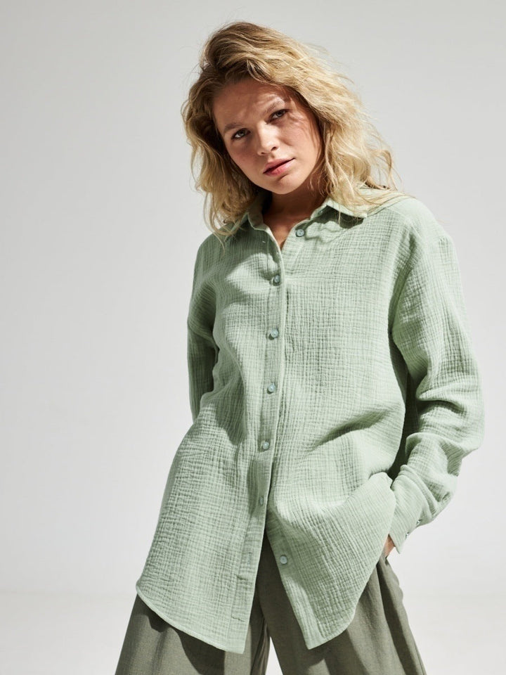 Camicia da donna a maniche lunghe, elegante e confortevole, per un look classico e versatile.