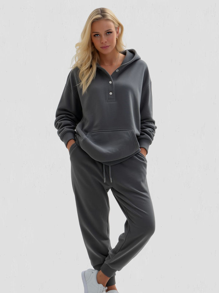 Felpa donna oversize in tinta unita con cappuccio e bottoni a pressione, ideale per il comfort casual di autunno e inverno.