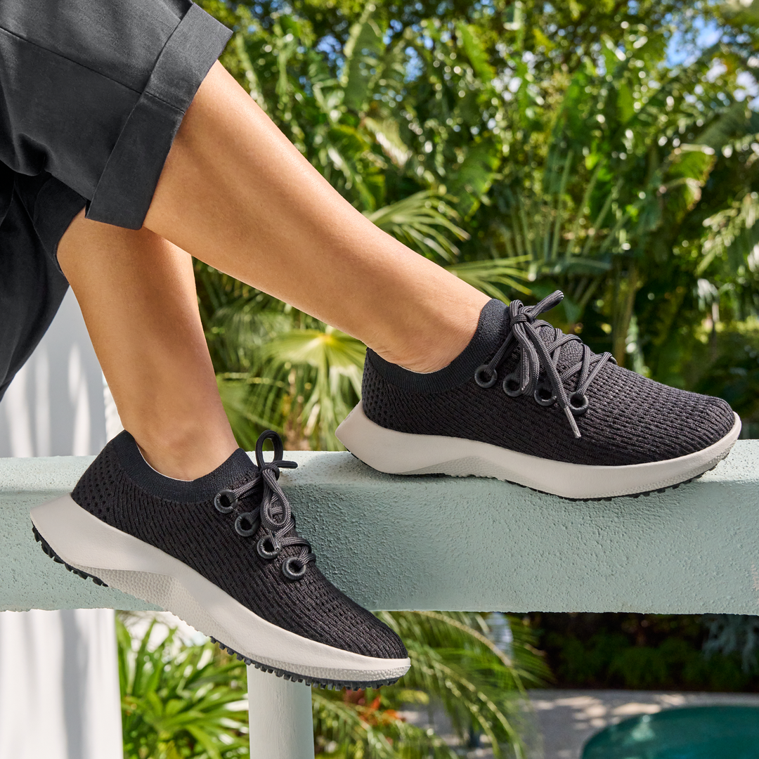 Sneakers donna nere slip-on, ideali per comfort e stabilità.